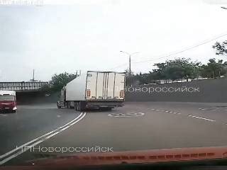 Un Camion Se Retourne Lorsque Son Conducteur Prend Un Virage Trop Vite