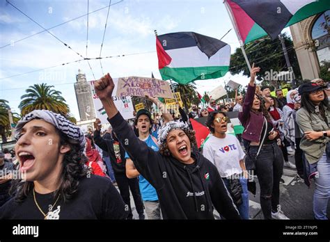 La Gente Sostiene Pancartas Y Ondea Las Banderas De Palestina Cuando