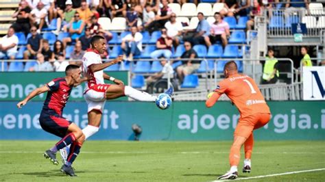 Serie B Playoff Antenucci Salva Il Bari Pari La Finale D Andata