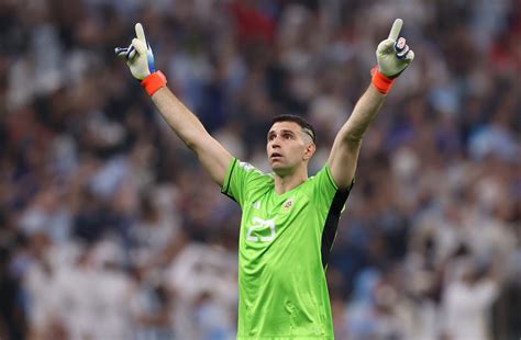 chelsea target emiliano martinez   leave aston villa  summer