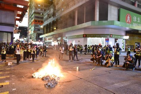 【修例風波】警：示威者向警員掟玻璃樽 故施放催淚煙制止 星島日報 Line Today