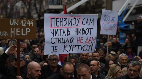 VELIKI PROTEST SRBA U SEVERNOJ MITROVICI Ukida nam se parče hleba