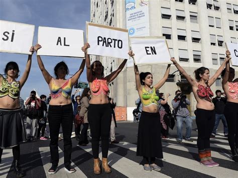 Bem Estar Mulheres Tiram A Roupa Na Argentina Em Defesa Do Parto Em Casa