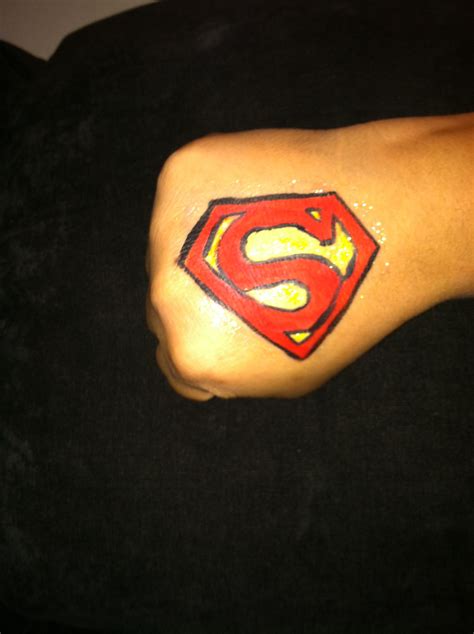 Superman logo cheek art Face Painting Easy, Face Painting Designs, Facepaint Ideas, Cheek Art ...