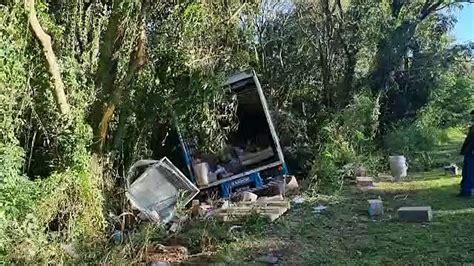 Caminh O Tomba Na Br E Carga Parcialmente Saqueada Por Ind Genas