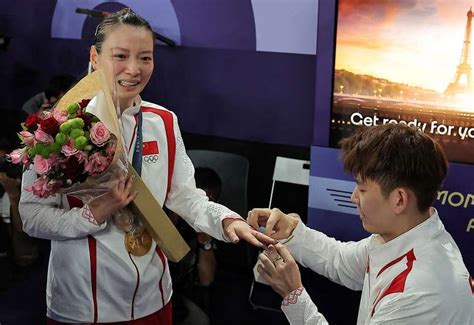 Após ganhar ouro no badminton chinesa é surpreendida pedido de