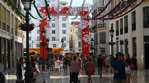 Cuenta atrás para la Feria de Málaga la portada de calle Larios ya