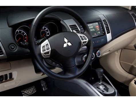 2013 Mitsubishi Outlander: 32 Interior Photos | U.S. News