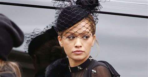 Rita Ora shfaq linjat perfekte trupore në bikini Foto Telegrafi