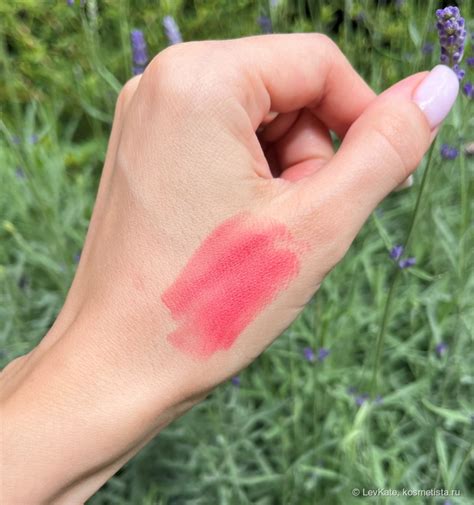 Губная помада МАС Powder Kiss Lipstick в оттенке A Little Tamed 301 ...