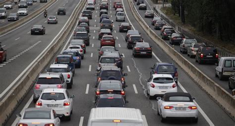 Atascos de hasta 16 kilómetros en todas las carreteras de entrada a