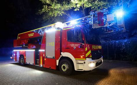 Feuerwehr Rettet Drei Menschen Aus Brennendem Haus In Duisburg