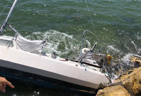 Barca A Vela Affonda Sul Lungomare Di Latina Salvata Navigatrice