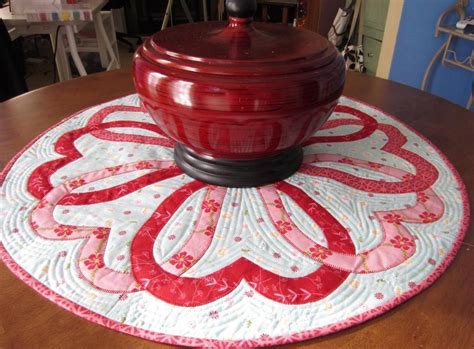 Round Valentines Topper Craftsy Table Topper Patterns Valentines Toppers Quilted Table Runners