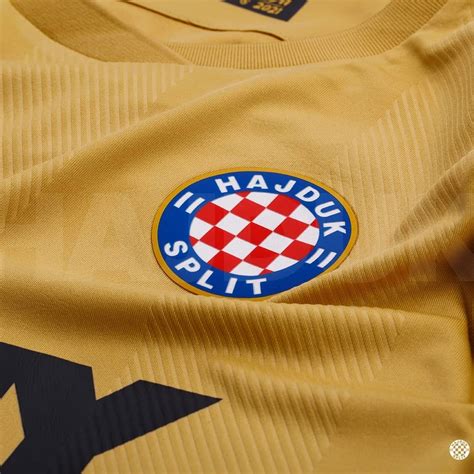 Camisa De Anos Do Hajduk Split Macron Mantos Do Futebol