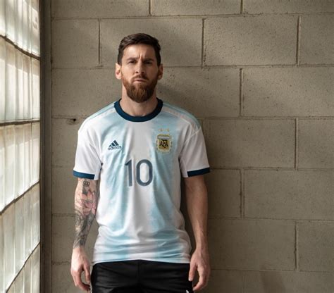 Lionel Messi Posó Con La Nueva Camiseta De La Selección Argentina