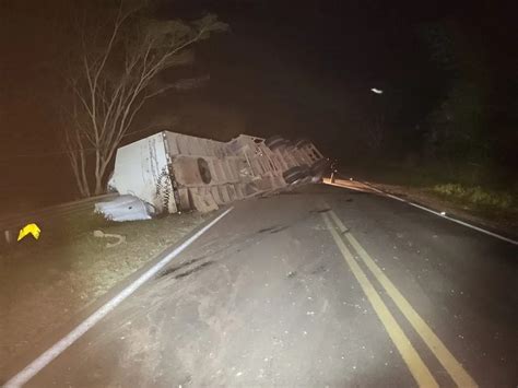 Carreta bitrem tomba na Rodovia da Integração e causa interdição no