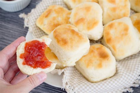 Easy Bisquick Biscuit Recipe ~ Sour Cream Biscuits Devour Dinner