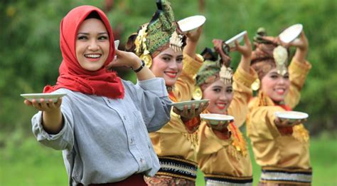 √ Tari Piring Seni Budaya Khas Sumatera Barat