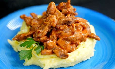 Классический говяжий бефстроганов с сочной подливой: мясо тает во рту ...