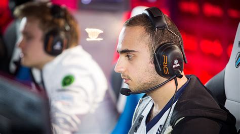 Kuro Kuroky” Salehi Takhasomi Dari Carry Menjadi Kapten Juara Dunia