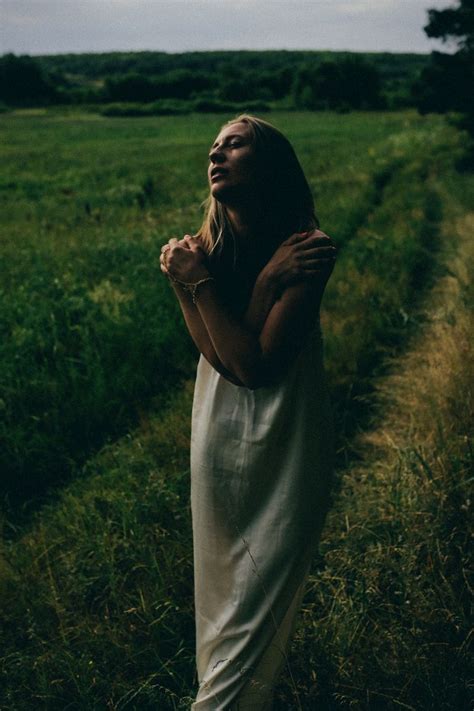 Девушка в белом платье летом в поле перед дождем Photography Women ...