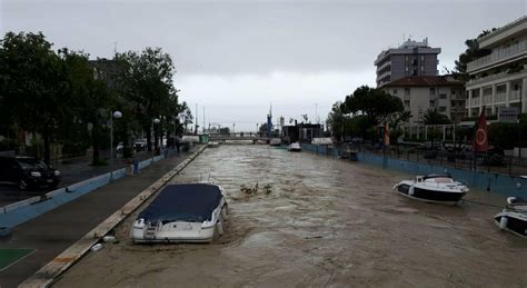 Maltempo Allarme Nelle Marche E In Romagna Riccione Allagata Esonda