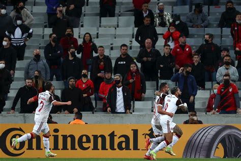 Nos acréscimos Flamengo empata Athletico PR no primeiro jogo da