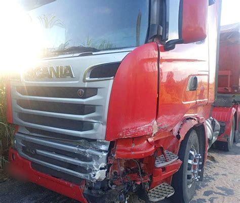 Ve Culo Tem Motor Arrancado Ap S Colidir Contra Carreta Na Br