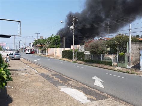 Inc Ndio Atinge Galp O De Lixo Pneus E Recicl Veis No Bairro Brieds Em