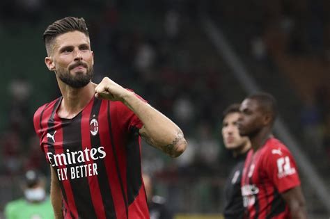 Dois De Giroud Milan Goleia O Cagliari Pelo Campeonato Italiano