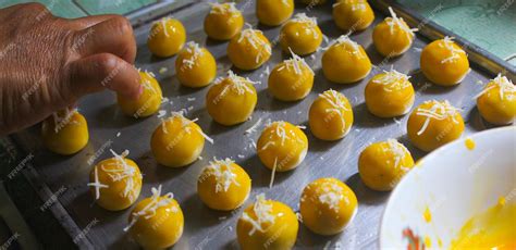 Premium Photo | Making delicious Nastar cakes on a baking sheet for the ...