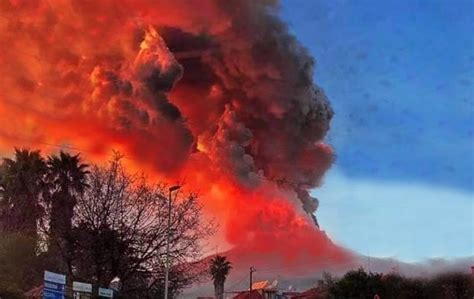 Etna Febbraio Un Nuovo Parossismo Illumina La Notte L