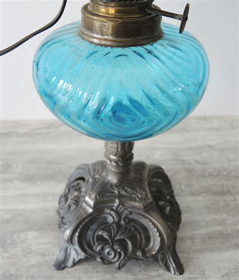 Ancienne Lampe à Pétrole en Etain Verre Bleu Électrifiée Vintage