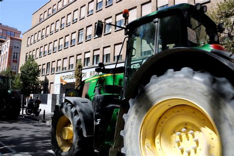 Multitudin Ria Concentraci De Tractors De Ponent I Les Terres De L