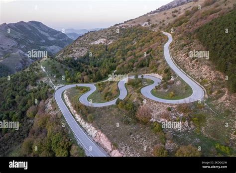 Vue aérienne de la route sinueuse sur la pente de monte Nerone dans la