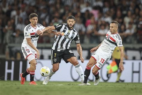 São Paulo e Atlético MG empatam sem gols em jogo truncado no Mineirão