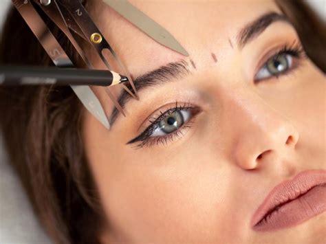 Guide étape par étape comment structurer ses sourcils à la maison