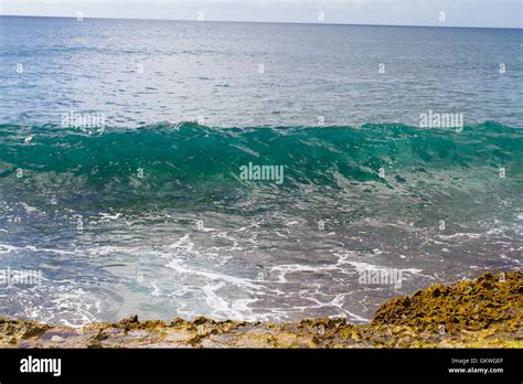 Clear Waves Oahu Hawaii Stock Photo - Alamy