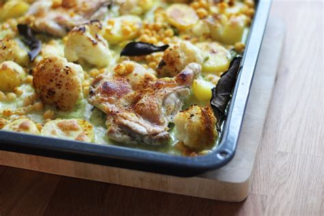 Knuspriges Hühnchen aus dem Ofen mit Blumenkohl und Kartoffeln