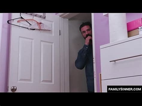 Papá atrapa a su hijastra en la webcam de sexo XVIDEOS