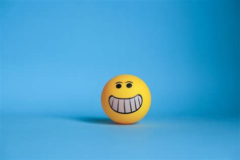 Emoticon Sorridente Isolado Em Fundo Azul Foto Premium