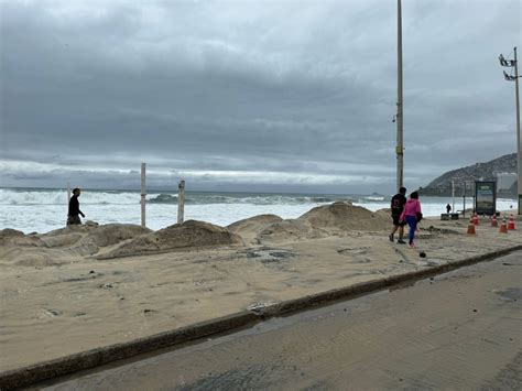 Ressaca atinge orla do Rio e ondas invadem calçadão da praia do Leblon