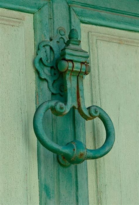 Aldrava De Porta Velha Do Ferro Forjado Colocada Em Uma Porta De