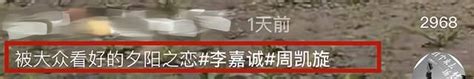 93岁李嘉诚携红颜知己现身，十指相扣好恩爱，粉丝合影必须戴口罩