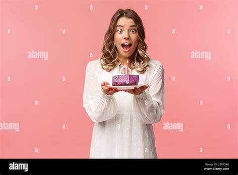 Vacances printemps et concept de fête Joyeuse et gaie belle femme blonde qui célèbre son