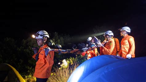 Sar Gabungan Selamatkan Pendaki Perempuan Di Gunung Sindoro Yang Cedera