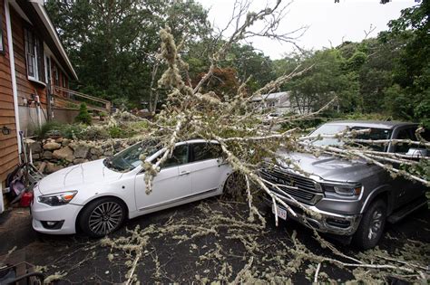 Lee Makes Landfall at US-Canada Border - The New York Times