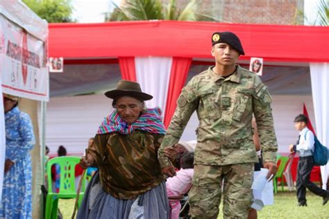 Ayacucho campaña cívica de FF AA llegó a Canayre y benefició a más