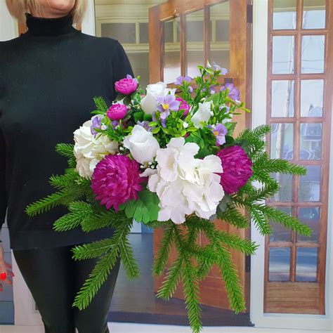 Ритуальная поляна траурная корзина из искусственных цветов на кладбище ...